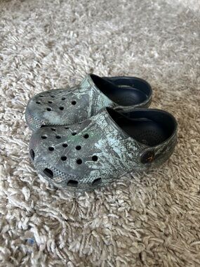 CROCS Kids Clogs in Green Camouflage with Black Lining